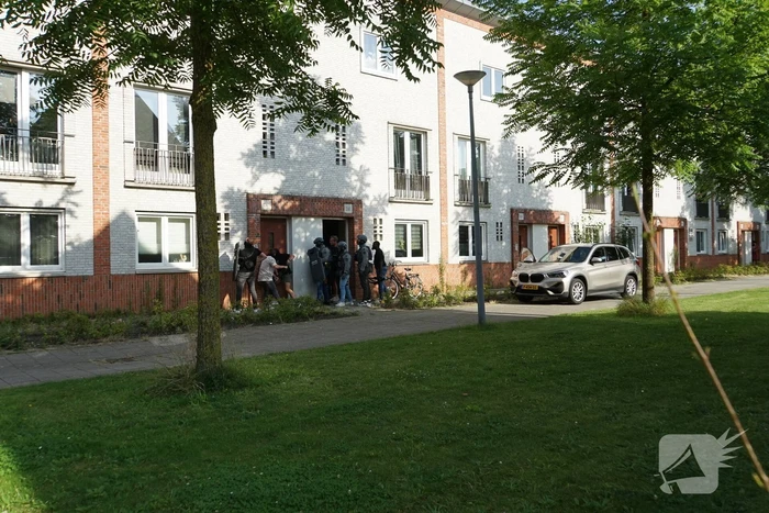 Agenten in kogelwerende vesten en Dienst Speciale Interventies bij inval in woning