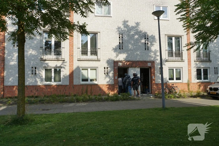 Agenten in kogelwerende vesten en Dienst Speciale Interventies bij inval in woning