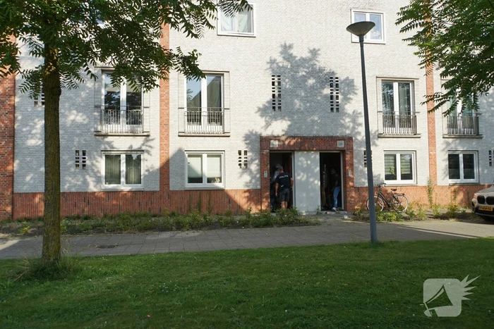 Agenten in kogelwerende vesten en Dienst Speciale Interventies bij inval in woning