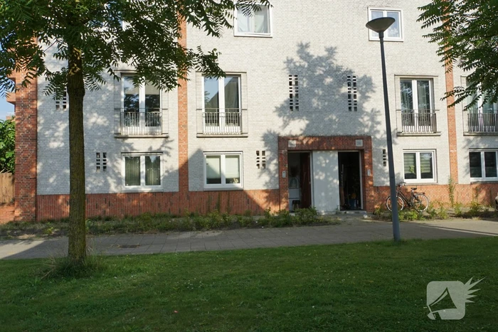Agenten in kogelwerende vesten en Dienst Speciale Interventies bij inval in woning