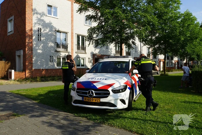 Agenten in kogelwerende vesten en Dienst Speciale Interventies bij inval in woning