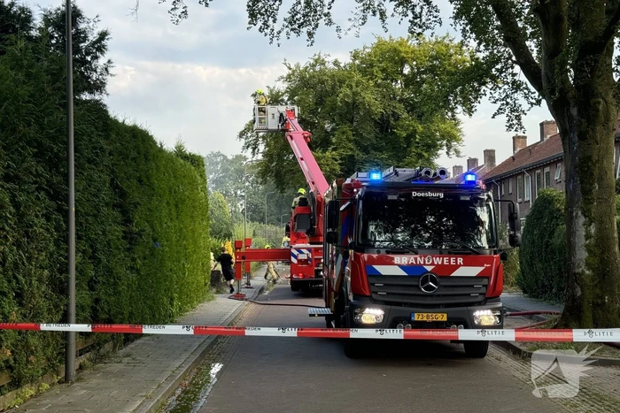 Brandweer blust middelbrand in woning