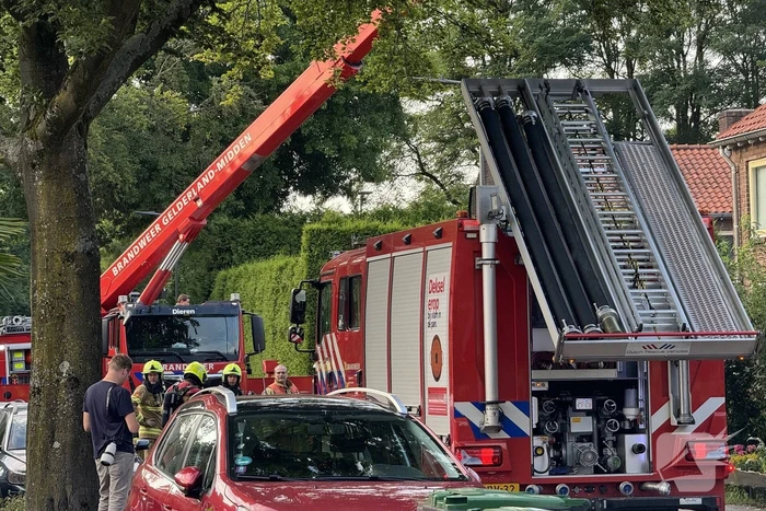 Brandweer blust middelbrand in woning