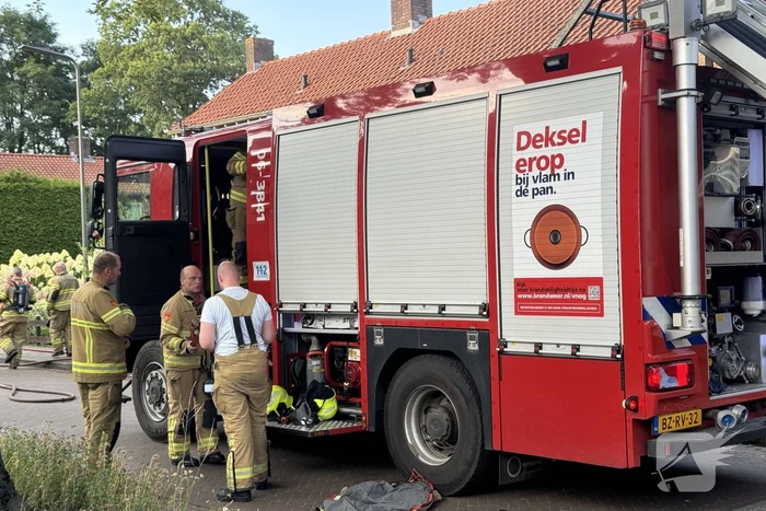 Brandweer blust middelbrand in woning