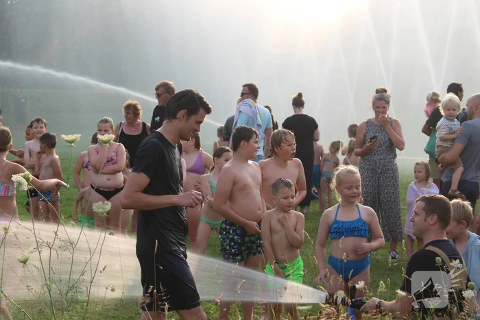 Jong en oud genieten bij waterfestijn