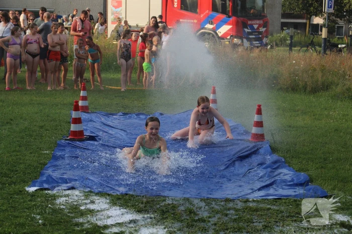 Jong en oud genieten bij waterfestijn