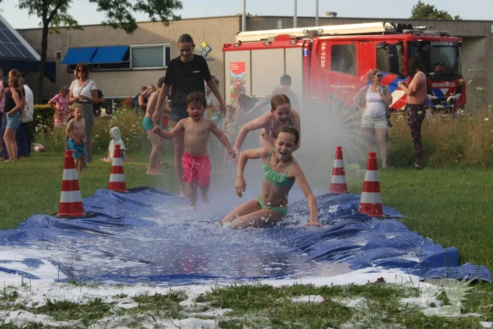 Jong en oud genieten bij waterfestijn