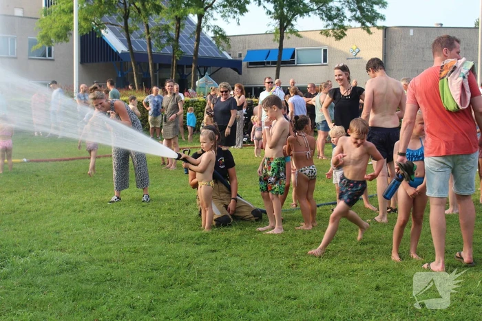 Jong en oud genieten bij waterfestijn