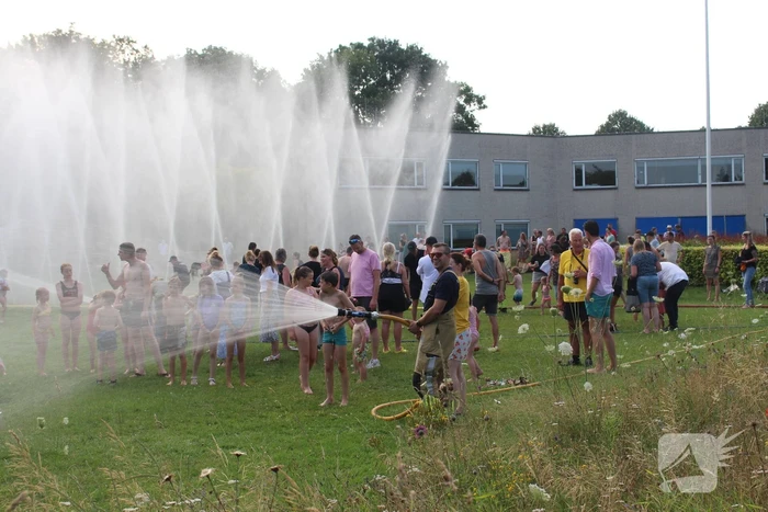 Jong en oud genieten bij waterfestijn