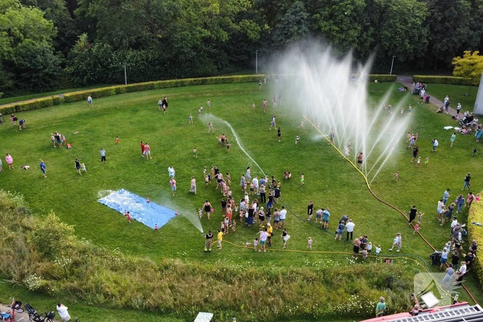 Jong en oud genieten bij waterfestijn