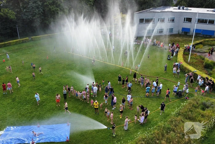 Jong en oud genieten bij waterfestijn