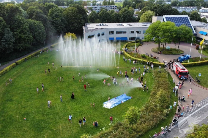Jong en oud genieten bij waterfestijn