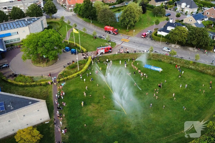 Jong en oud genieten bij waterfestijn