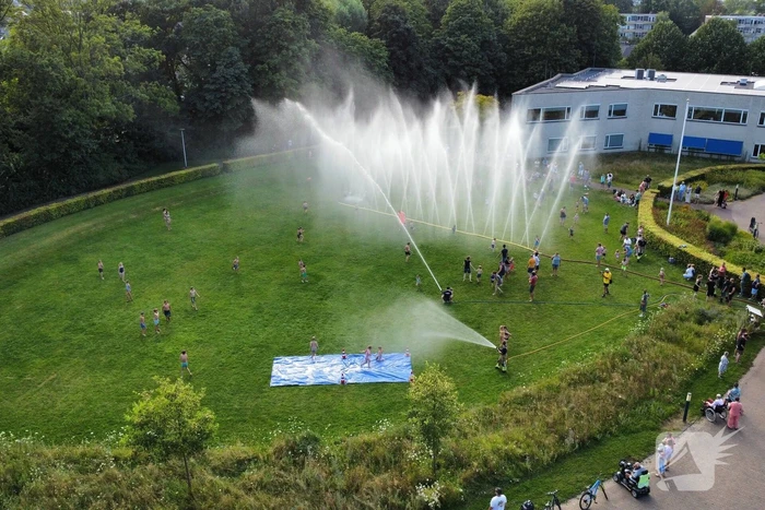 Jong en oud genieten bij waterfestijn