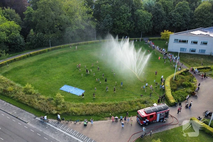Jong en oud genieten bij waterfestijn
