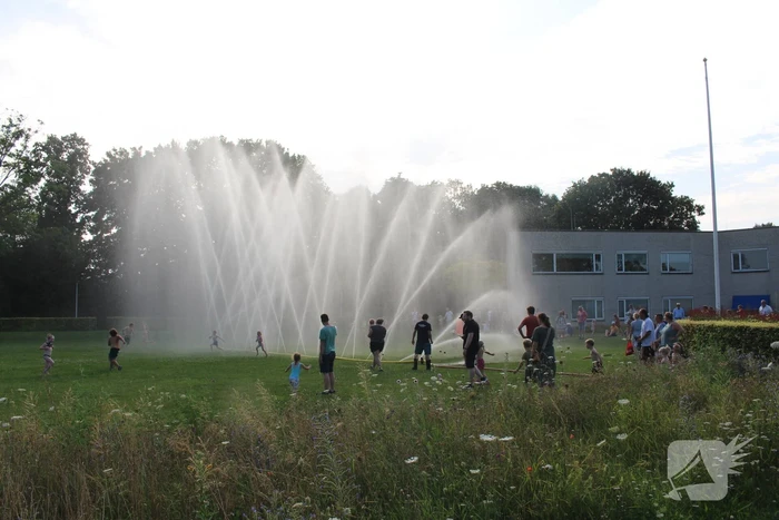 Jong en oud genieten bij waterfestijn