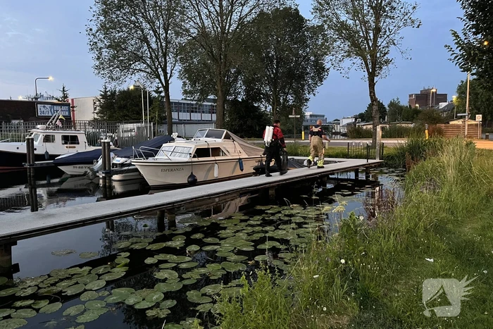 Duikers van de brandweer vinden verloren telefoon van agenten