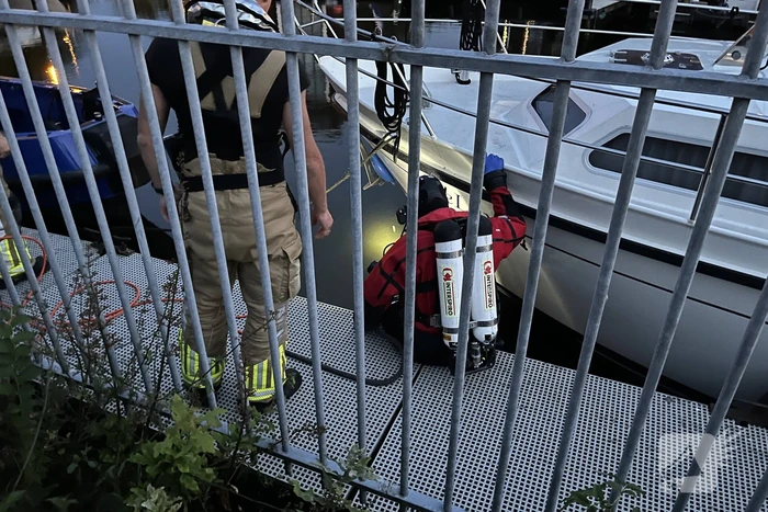 Duikers van de brandweer vinden verloren telefoon van agenten