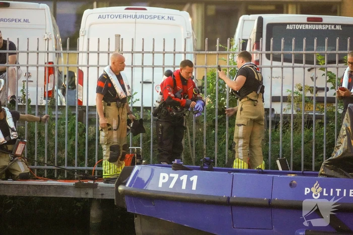 Duikers van de brandweer vinden verloren telefoon van agenten