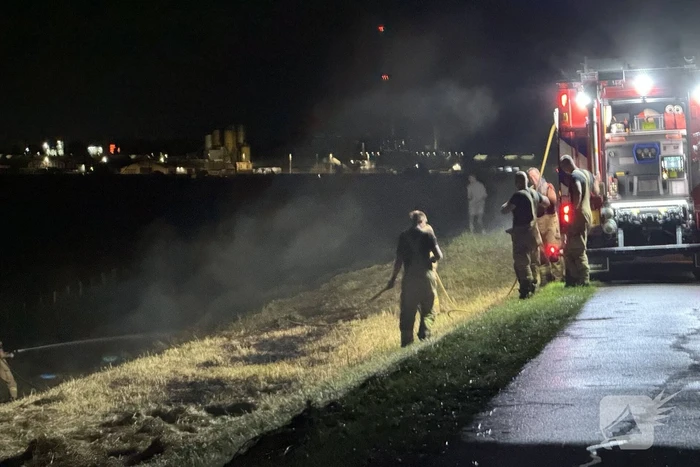 Opnieuw hooi in brand langs dijk