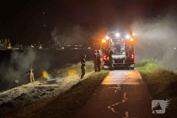 Opnieuw hooi in brand langs dijk