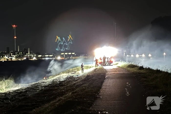 Opnieuw hooi in brand langs dijk