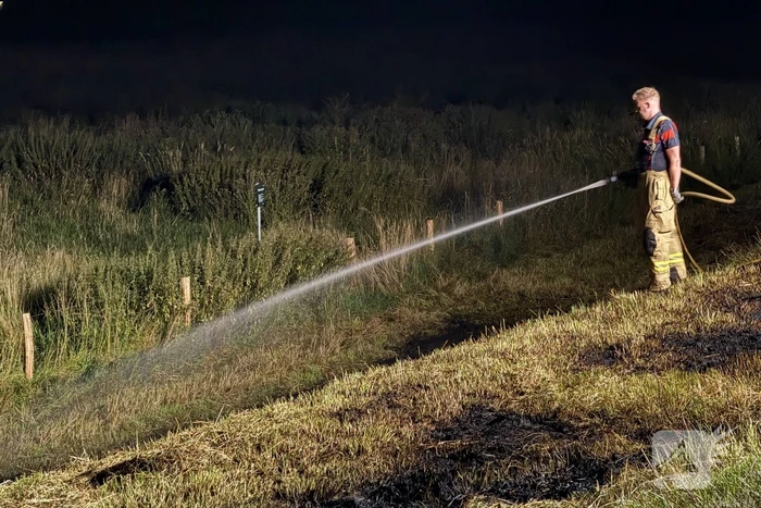 Opnieuw hooi in brand langs dijk