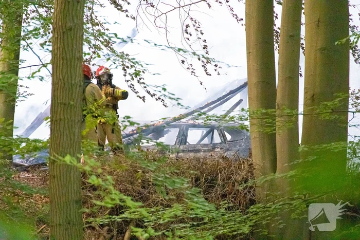 Vrijstaande schuur volledig uitgebrand