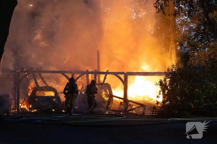 Vrijstaande schuur volledig uitgebrand