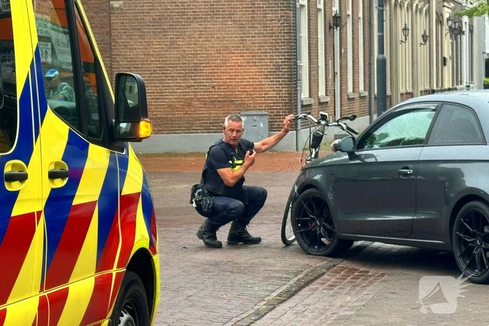 Automobilist schept fietser