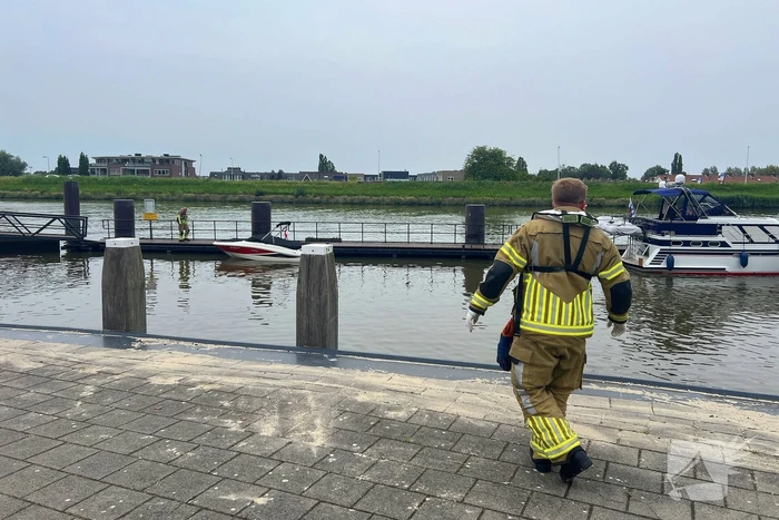 Hulpdiensten en politiehelikopter zoeken naar mogelijke drenkeling