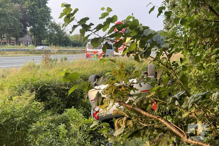Auto belandt op zijn kop in sloot naast snelweg