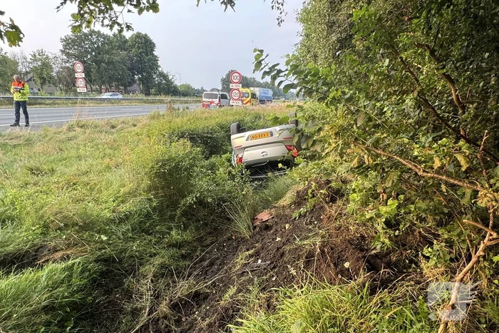 Auto belandt op zijn kop in sloot naast snelweg