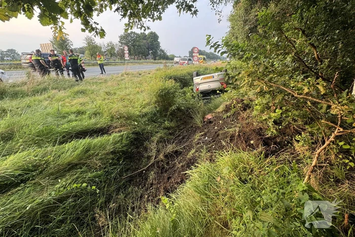 Auto belandt op zijn kop in sloot naast snelweg