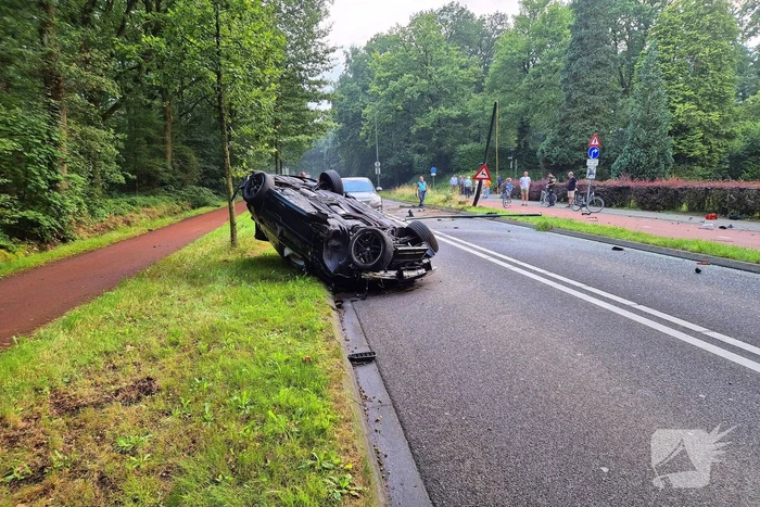 Veel schade en persoon gevlucht na ongeval