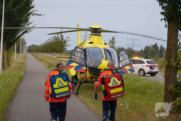 Automobilist gewond bij botsing tegen boom
