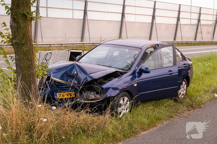 Automobilist gewond bij botsing tegen boom