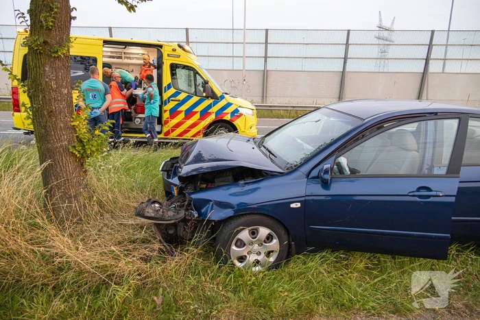 Automobilist gewond bij botsing tegen boom