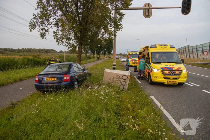 Automobilist gewond bij botsing tegen boom
