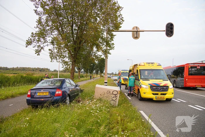Automobilist gewond bij botsing tegen boom
