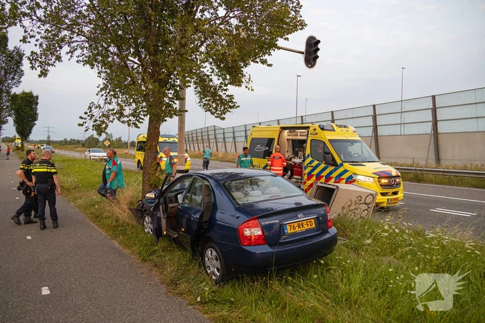 Automobilist gewond bij botsing tegen boom