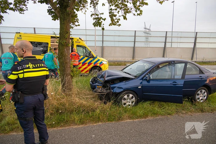 Automobilist gewond bij botsing tegen boom