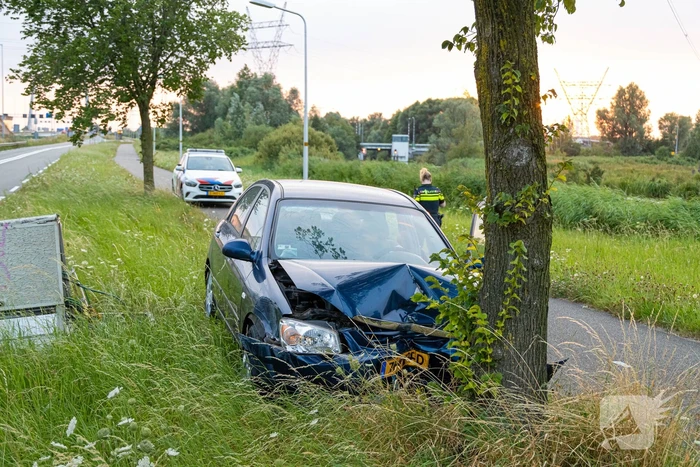 Automobilist gewond bij botsing tegen boom