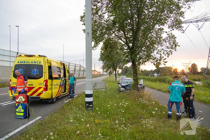 Automobilist gewond bij botsing tegen boom