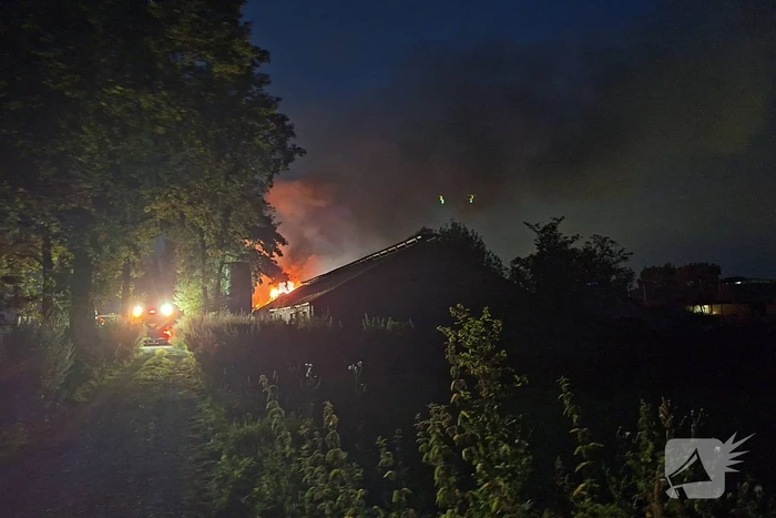 Vlammenzee en rookwolken bij uitslaande brand