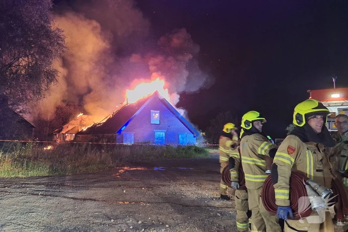 Vlammenzee en rookwolken bij uitslaande brand