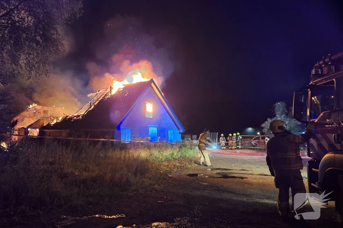 Vlammenzee en rookwolken bij uitslaande brand