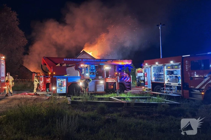Vlammenzee en rookwolken bij uitslaande brand