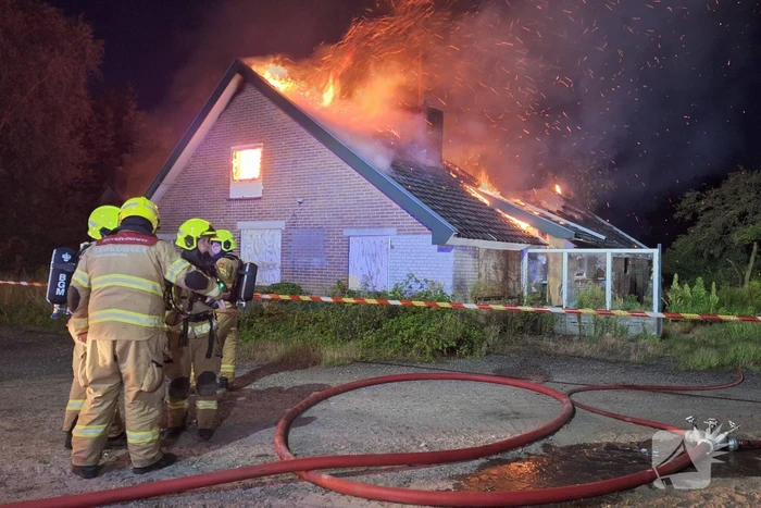 Vlammenzee en rookwolken bij uitslaande brand