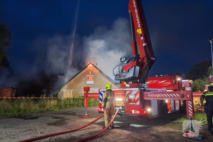 Vlammenzee en rookwolken bij uitslaande brand